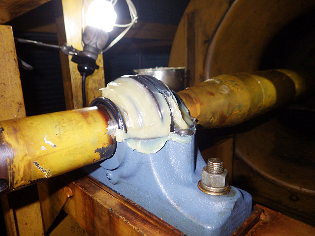 ブランマブロック形ファンベアリング交換画像