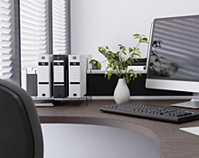 会社のデスク風景画像